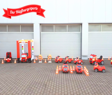 Kinder-Fahrzeugparcour mieten – Mit Feuerwehrautos, Verkehrsschildern & mehr, Rennstrecke, Spielstraße