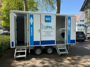 Großer voll Autarker VIP-Toilettenwagen  bis 300 Person Frisch- und Abwassertank / Solaranlage Vacuum