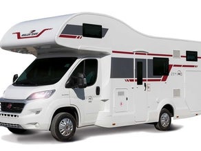 Zefiro 690 mit einer Dinette für bis zu 6 Essplätze und Etagenbetten im Heck