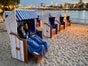 Ostsee-Strandkorb mieten – Exklusiver Zweisitzer mit Fußstützen für Events - Galerie - Bild 4
