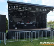Die kostengünstige Profibühne für Ihr Event - 43m² große Open-Air-Trailerbühne