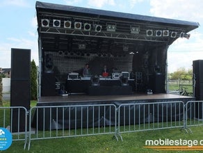 Die kostengünstige Profibühne für Ihr Event - 43m² große Open-Air-Trailerbühne