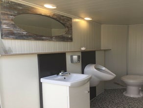 **TANK-TOILETTENWAGEN** Event-WC für bis zu 150 Personen