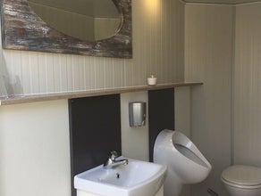 **TANK-TOILETTENWAGEN** Event-WC für bis zu 150 Personen