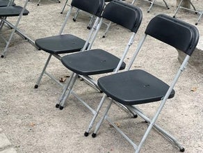 Klappstuhl schwarz – flexible Sitzlösung für Events & Veranstaltungen (optional mit Reihenverbinder)