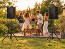 Outdoor Paket mieten 119 €: 2x Soundboks auf Stativen ✓ bis 40 h Akku ✓ bis 80 Gäste ✓ kautionsfrei - Galerie - Bild 1