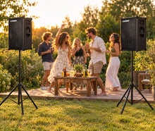 Outdoor Paket mieten 119 €: 2x Soundboks auf Stativen ✓ bis 40 h Akku ✓ bis 80 Gäste ✓ kautionsfrei