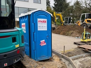 mobi Mobiltoilette | Mobile Baustellen Toilette | Baustellen WC | Lieferung Reinigung & Wartung | Ökologische Entsorgung | Haftungsbefreiung | Endreinigung | Baustellenklo mieten | mobile Toiletten | WC mieten | Baustellentoilette mieten