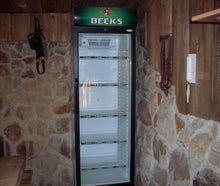 großer Flaschenkühlschrank mit Glastür