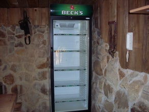 großer Flaschenkühlschrank mit Glastür