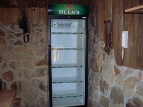 großer Flaschenkühlschrank mit Glastür