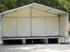 Bühne 6x3 Meter aus Bütecplatten mit Zeltdach, Treppe & Geländer