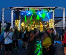 Mobile Bühne 45m² mit PA-Wings als Option für Stadtfest, Kundgebung, Präsentation, Roadshow, Events, Festivals & Konzert