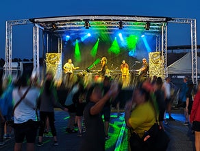 Mobile Bühne 45m² mit PA-Wings als Option für Stadtfest, Kundgebung, Präsentation, Roadshow, Events, Festivals & Konzert