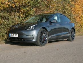 Tesla Model 3 Performance Allrad in schickem blau oder weiß - auch im Auto-ABO!!