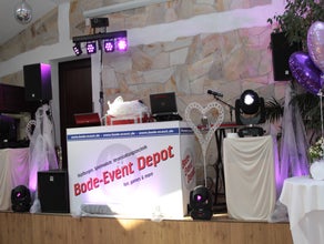 DJ mit Professionaler Ton & Lichttechnik