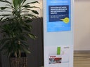 Prospektständer mit digitalem 32 Zoll Display - Galerie - Bild 1