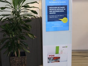 Prospektständer mit digitalem 32 Zoll Display