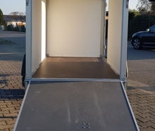 Anhänger mit Kofferaufbau