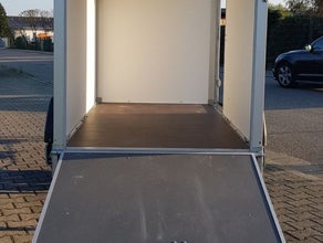 Anhänger mit Kofferaufbau