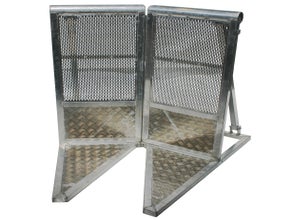 Stage-Corner "N-Line", Ecke, Crash Barrier, Absperrung, Crashbarrier, Stage Barrier, Stagebarrier, Demogitter, Bühnengitter, Grabengitter, mobile Absperrung, Absperrungen, Barricade, Barricades, Barrikade, Blockade, Wellenbrecher, Bühnenbarrikade, Corner