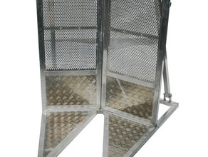 Stage-Corner "N-Line", Ecke, Crash Barrier, Absperrung, Crashbarrier, Stage Barrier, Stagebarrier, Demogitter, Bühnengitter, Grabengitter, mobile Absperrung, Absperrungen, Barricade, Barricades, Barrikade, Blockade, Wellenbrecher, Bühnenbarrikade, Corner