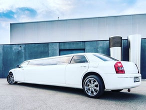 Luxuriöse, schneeweiße Hochzeitslimousine / Stretchlimousine / Stretchlimo