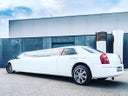 Luxuriöse, schneeweiße Hochzeitslimousine / Stretchlimousine / Stretchlimo