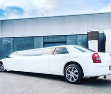 Luxuriöse, schneeweiße Hochzeitslimousine / Stretchlimousine / Stretchlimo