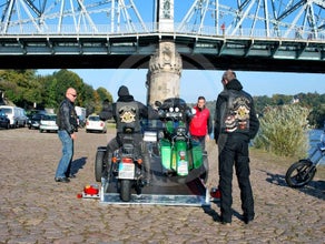 Motorradtransporter / Motorradanhänger - elek. absenkbar - ebenerdiges Beladen! 100 km/h Zulassung