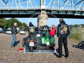 Motorradtransporter / Motorradanhänger - elek. absenkbar - ebenerdiges Beladen! 100 km/h Zulassung