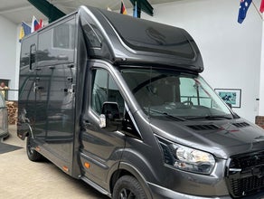Pferdetransporter (Sodiak-Aufbau für 2 Pferde) 3-Sitzer, Automatik