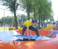 SURF SIMULATOR / SURF RIDING / WELLENREITEN