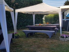 Bierzeltgarnituren mit Hussen mieten: Hochzeit, Henna & Events. Lieferung & Aufbauservice